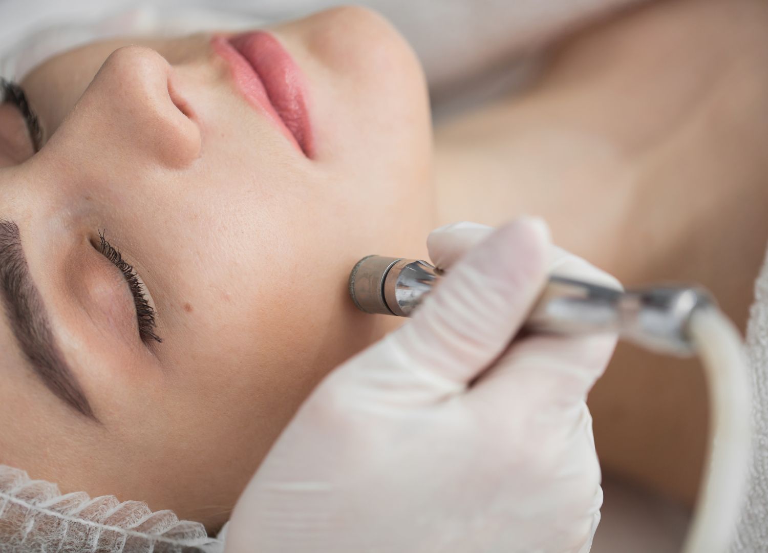 Os Mitos e Verdades sobre Peeling Facial no Verão: Como Cuidar da Pele de  Forma Segura - Dr. Marcos Kawasaki