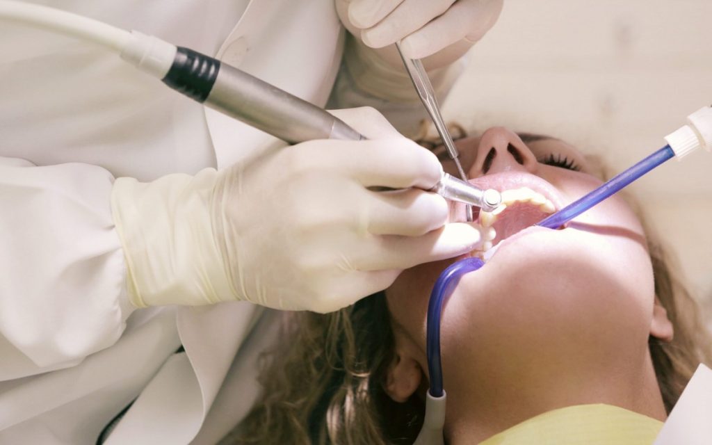 Dentes Saudáveis, Vida Mais Feliz: Guia Completo de Tratamentos Odontológicos